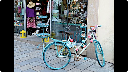 Buntes, geschmücktes Fahrrad als Blickfang vor einem Geschäft in der Altstadt von Bratislava ...
